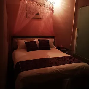 Vintage House ** George Town